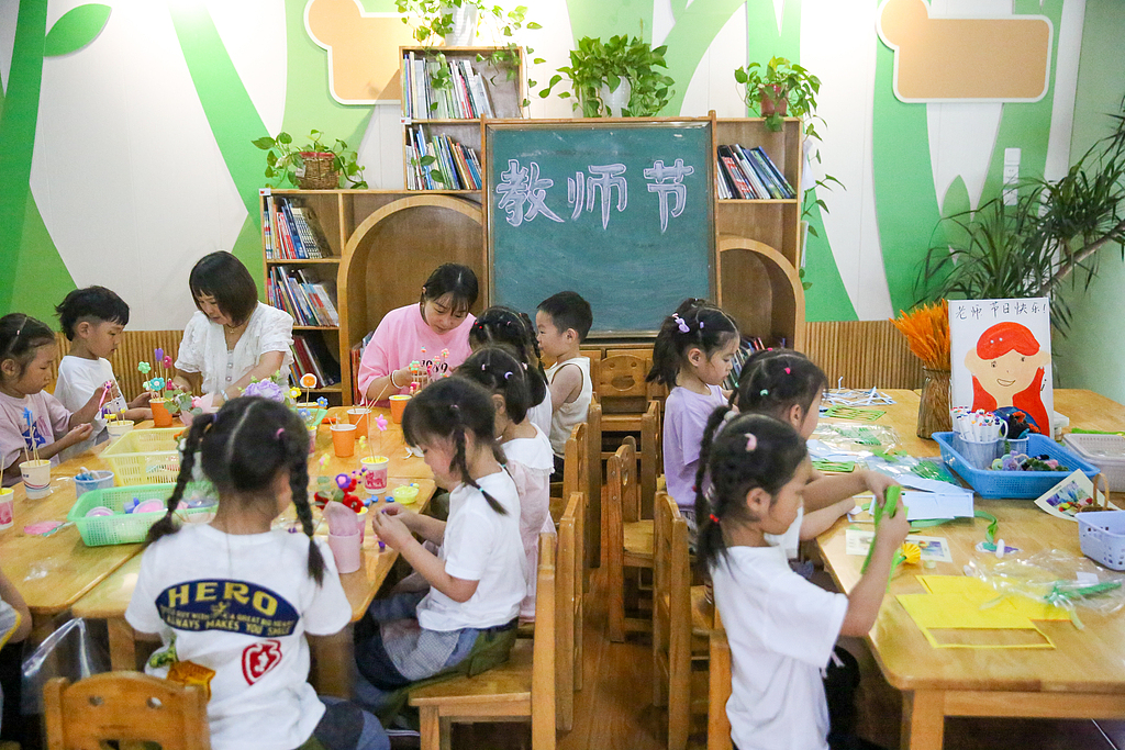 江苏南通：儿童制作手工作品感念师恩