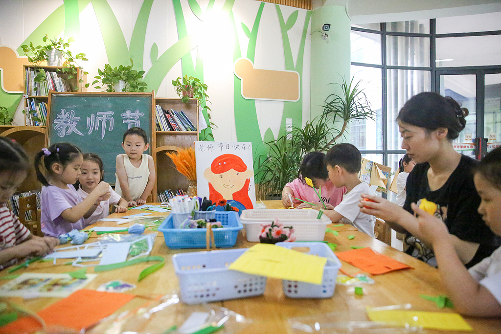 江苏南通：儿童制作手工作品感念师恩