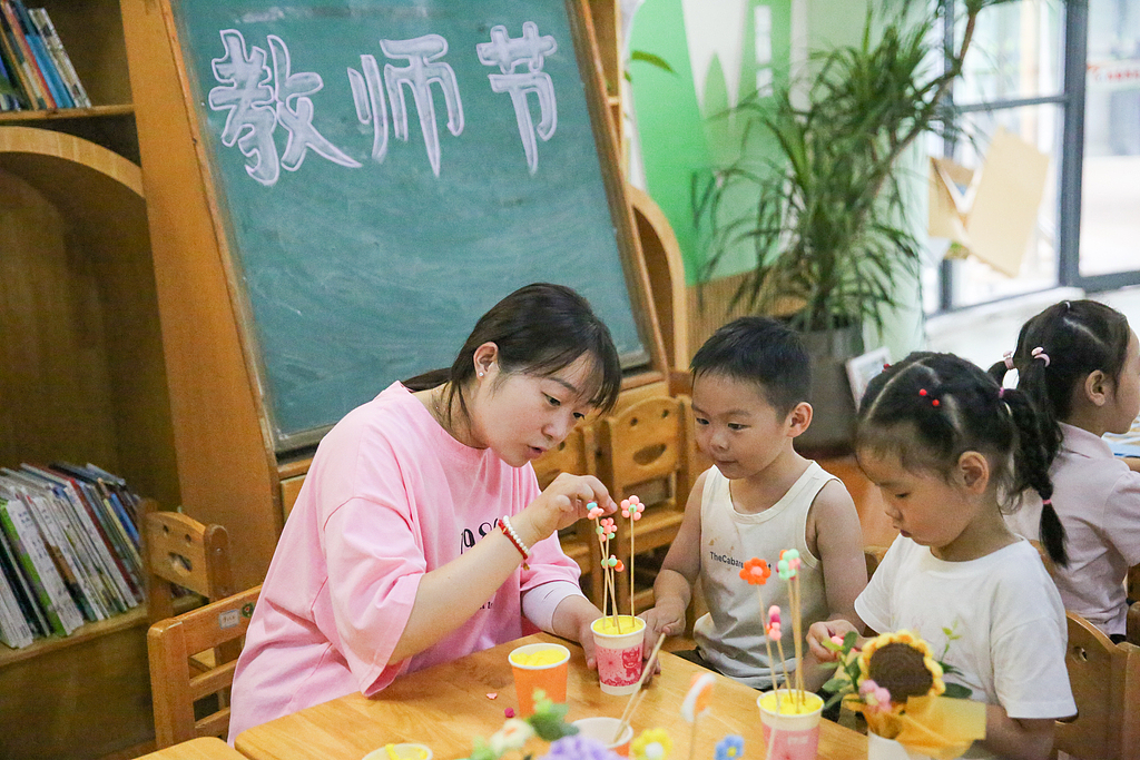 江苏南通：儿童制作手工作品感念师恩