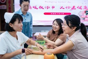 内蒙古呼和浩特：医护人员为教师义诊