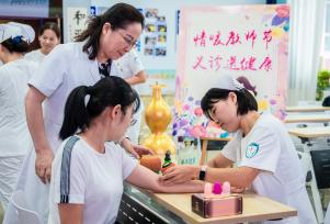 内蒙古呼和浩特：医护人员为教师义诊