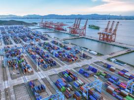 浙江舟山：货轮停靠泊位有序装卸集装箱