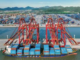 浙江舟山：货轮停靠泊位有序装卸集装箱