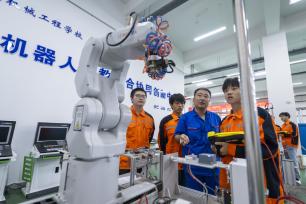 安徽芜湖：学生在实训基地体验技术课程