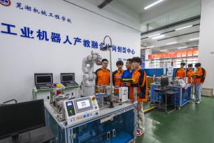 安徽芜湖：学生在实训基地体验技术课程