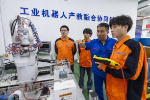 安徽芜湖：学生在实训基地体验技术课程