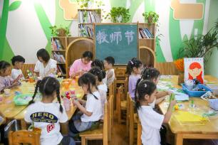 江苏南通：儿童制作手工作品感念师恩