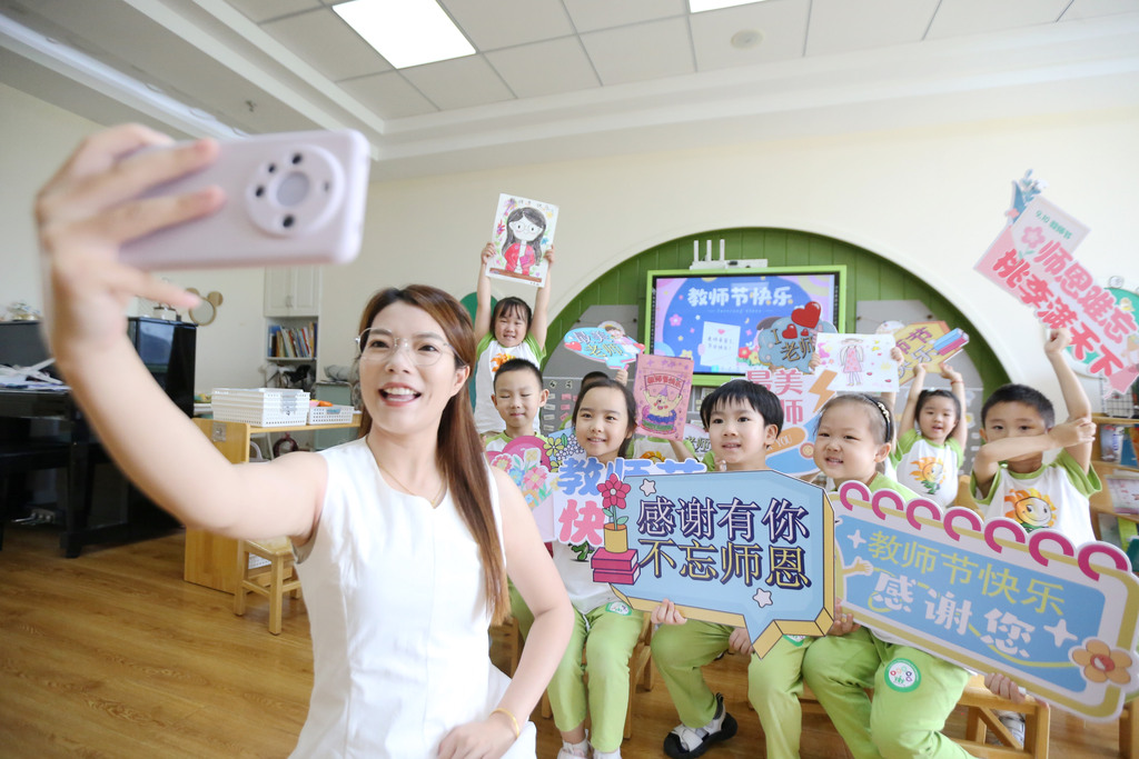 江苏扬州：小朋友与老师暖心互动