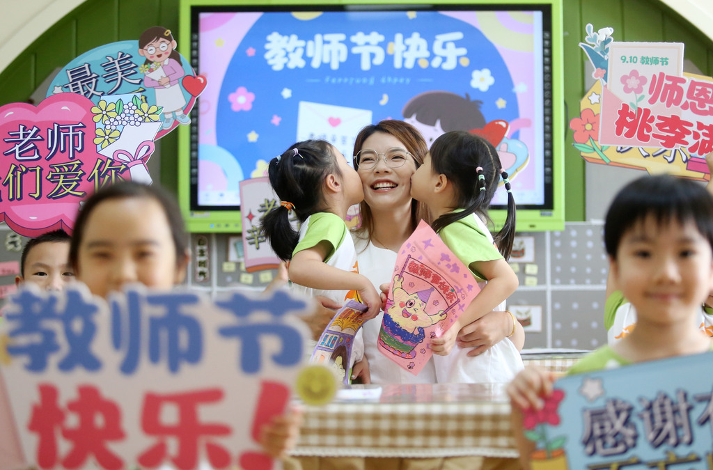 江苏扬州：小朋友与老师暖心互动