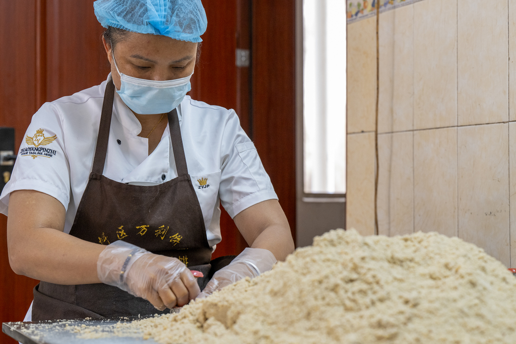 广西梧州：工人制作传统手工猪油饼