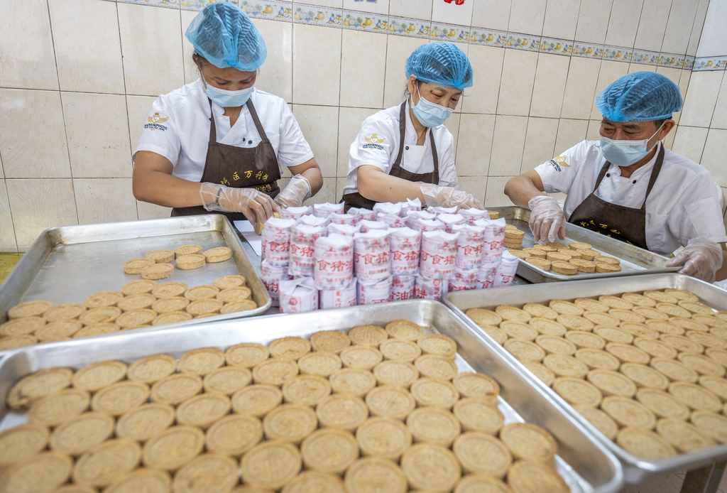 广西梧州：工人制作传统手工猪油饼