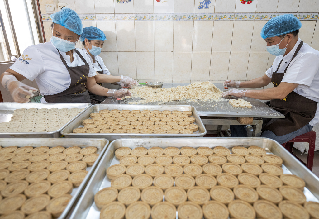 广西梧州：工人制作传统手工猪油饼