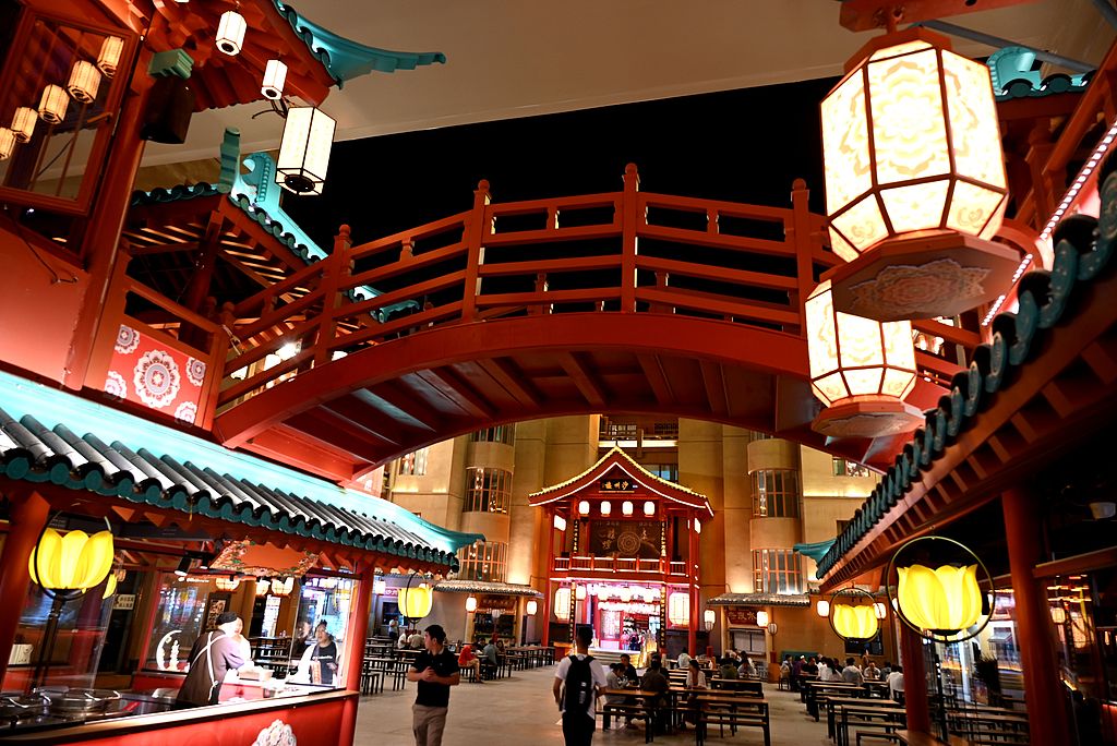 甘肃敦煌：夜市灯光璀璨 点燃消费活力