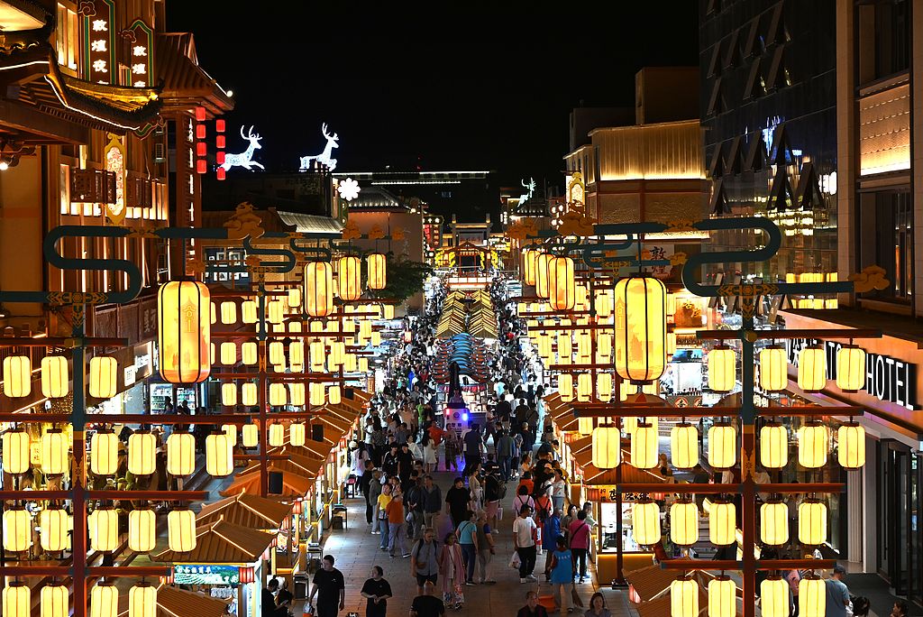 甘肃敦煌：夜市灯光璀璨 点燃消费活力