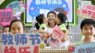 江苏扬州：小朋友与老师暖心互动
