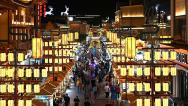 甘肃敦煌：夜市灯光璀璨 点燃消费活力