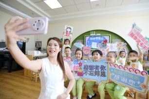 江苏扬州：小朋友与老师暖心互动