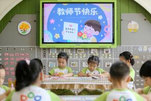 江苏扬州：小朋友与老师暖心互动