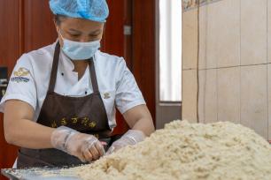 广西梧州：工人制作传统手工猪油饼