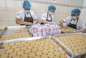 广西梧州：工人制作传统手工猪油饼