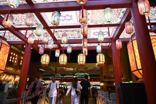 甘肃敦煌：夜市灯光璀璨 点燃消费活力