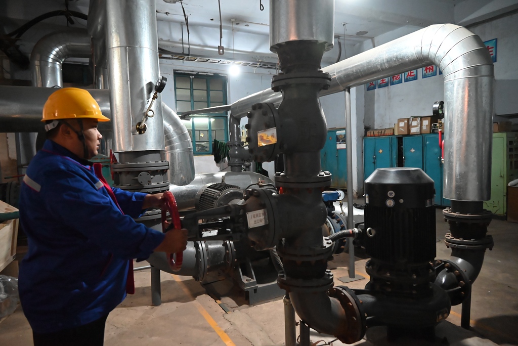 黑龙江黑河：工作人员调试供热设备