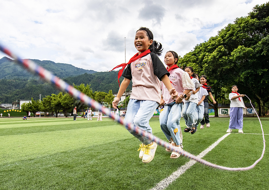 贵州从江：小学生课间跳长绳