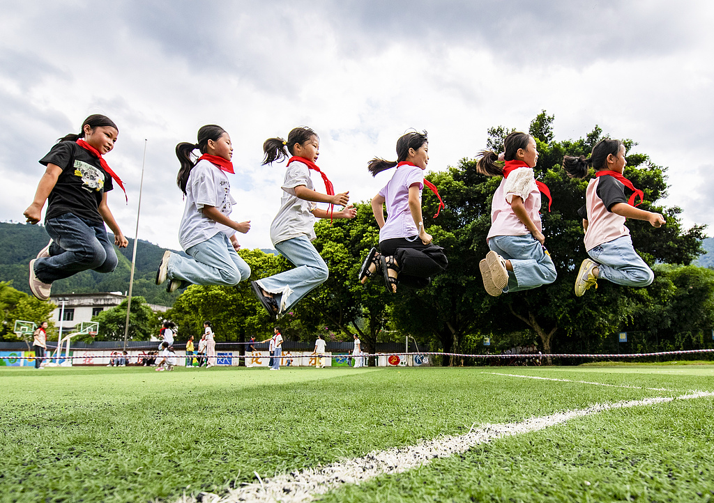 贵州从江：小学生课间跳长绳