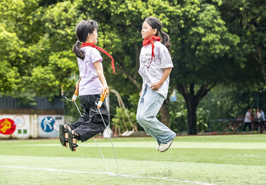 贵州从江：小学生课间跳长绳