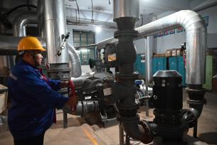 黑龙江黑河：工作人员调试供热设备