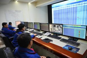 黑龙江黑河：工作人员调试供热设备