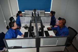 黑龙江黑河：工作人员调试供热设备