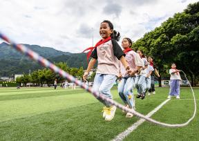 贵州从江：小学生课间跳长绳