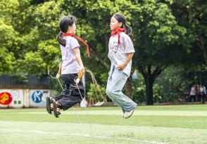 贵州从江：小学生课间跳长绳