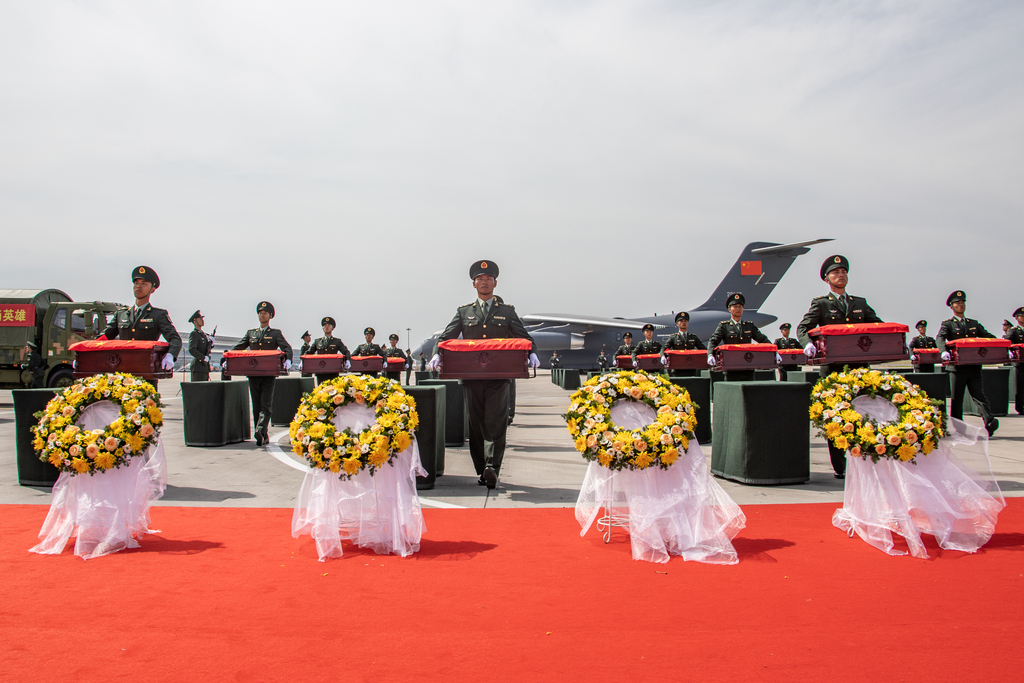 第十二批30位在韩中国人民志愿军烈士遗骸回到祖国