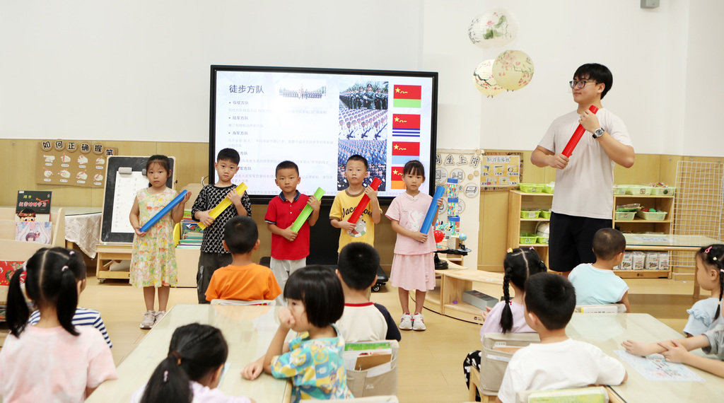 重庆：小朋友学习国防知识