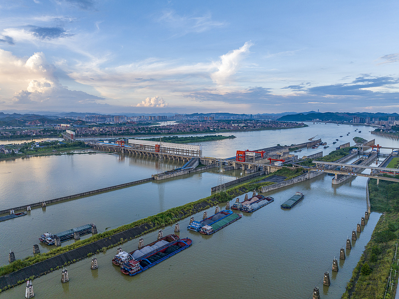 广西梧州：西江船闸航运繁忙