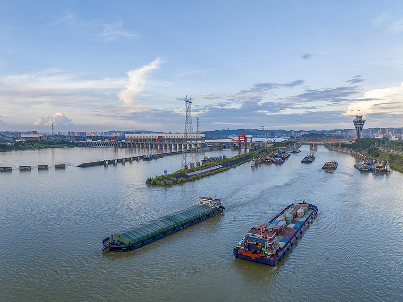 广西梧州：西江船闸航运繁忙