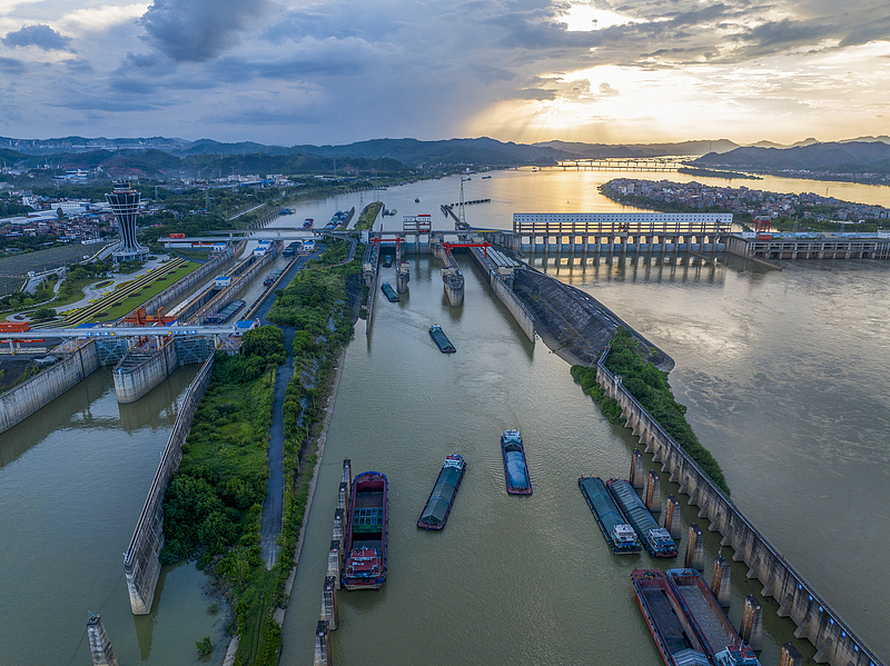广西梧州：西江船闸航运繁忙