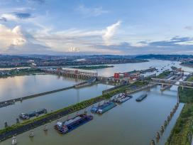 广西梧州：西江船闸航运繁忙