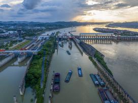 广西梧州：西江船闸航运繁忙