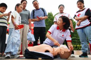 江苏连云港：市民沉浸式学习急救技能