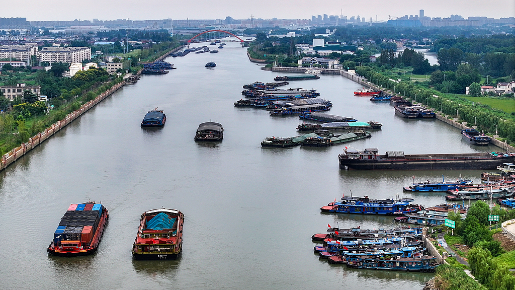 江苏扬州：京杭大运河船舶往来穿梭