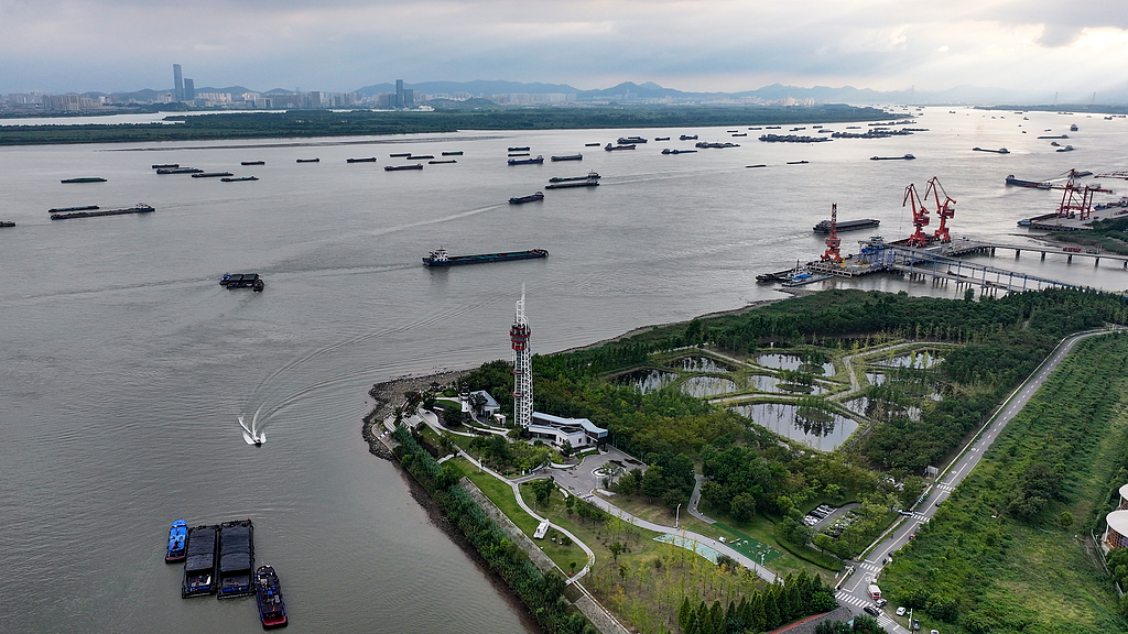 江苏扬州：京杭大运河船舶往来穿梭