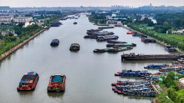 江苏扬州：京杭大运河船舶往来穿梭