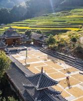 贵州从江：农民趁着晴好天气晾晒稻谷