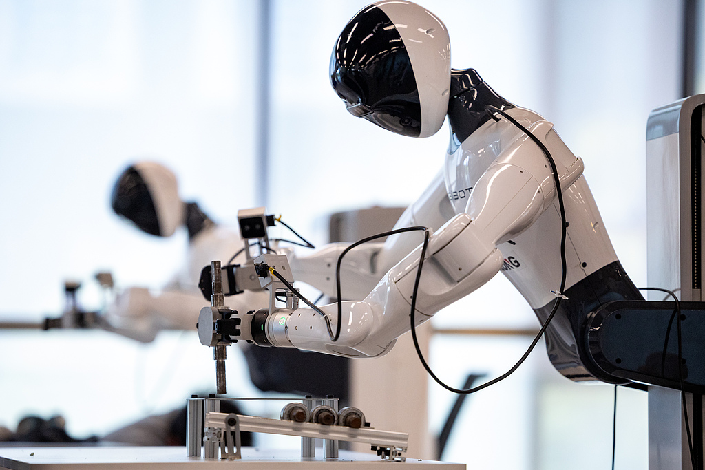 浙江绍兴：50台人形机器人学习岗位技能