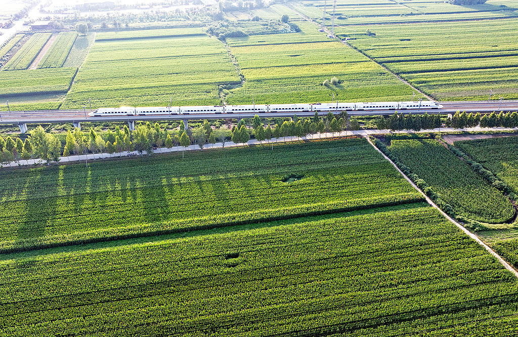 山西襄汾：高铁飞驰田野间