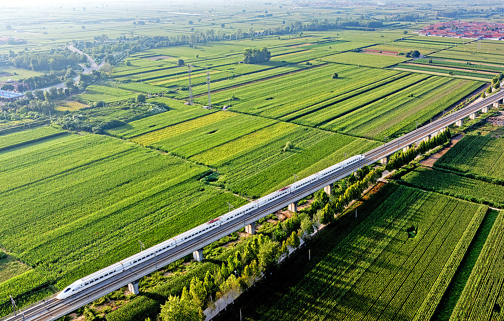 山西襄汾：高铁飞驰田野间