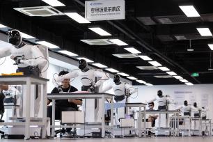 浙江绍兴：50台人形机器人学习岗位技能